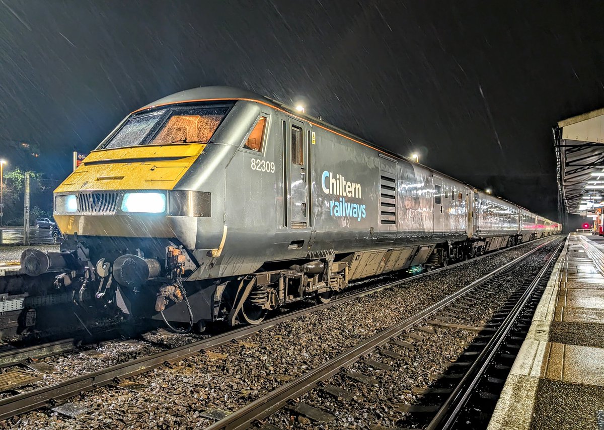 DownOnTheStour's tweet photo. Gotta finish with the true MEGA TRACTION 🔥

82309 heads onto Stourbridge Depot. Top day with @trainfanmatt and great to see @TomDearlove1  👋

#DOTS #railwayphotography #trainphotography #class82 #DVT #chilternrailways https://t.co/3sbA6Fq4FE