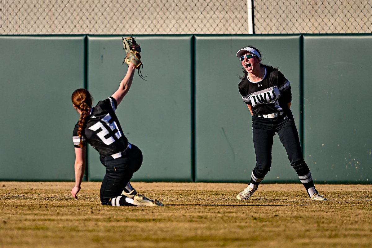IWUSoftball's tweet photo. E6 | IWU-3, IC 2

Just a @GraceWilkens5 appreciation post for an absolute web gem

#TGOE #Buzzin https://t.co/w9HPtvtmPa