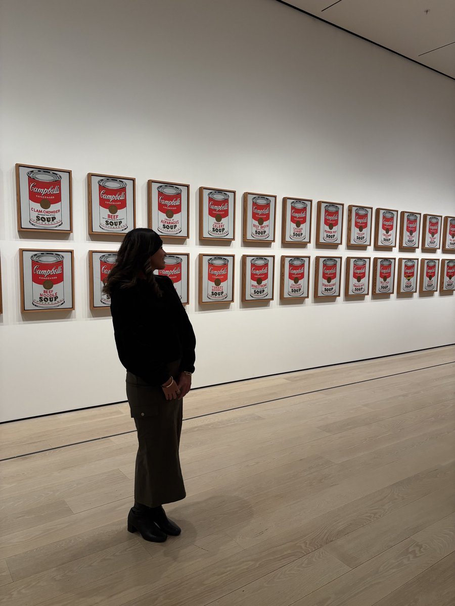 Pequeña yo en un mundo enorme de arte