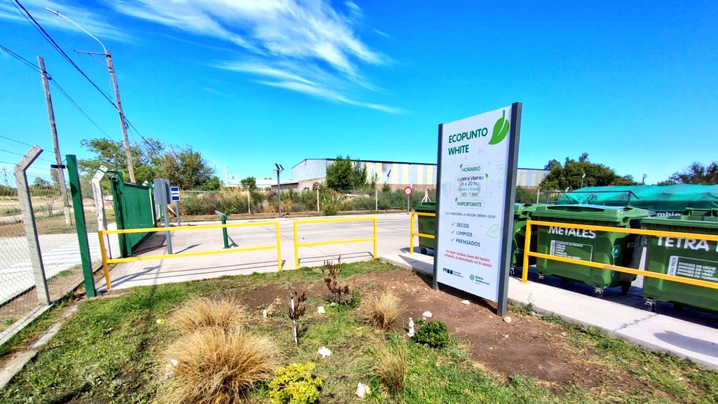 Val_Fabian's tweet photo. Hoy, junto al personal del #ECOPUNTO de Ing. White, un espacio fundamental donde se promueve el reciclado♻️, la separación de residuos y la educación ambiental para toda la comunidad, realizamos mantenimiento del sector de ornamentales🌼🌿 y pusimos en valor las macetas 🎨 colgantes del predio.
La sinergia de trabajar en equipo🤝 nos potencia y nos ordena.
Seguimos construyendo conciencia, cuidando cada rincón y demostrando que cuando el trabajo es colectivo, el ambiente y la comunidad florecen juntos🌎✨.
#EnEquipo🙌