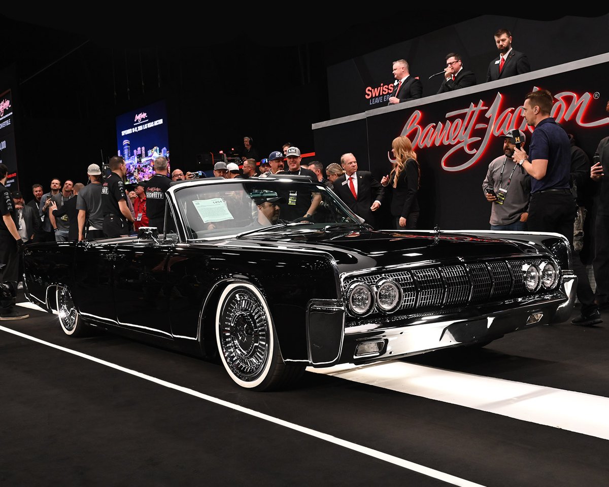 Barrett_Jackson's tweet image. Classic body, custom flair. Selling for $330,000 during the 2026 Scottsdale Auction was this 1964 @LincolnMotorCo #Continental Custom Convertible.

#Consign today for the Palm Beach Auction, Apr. 16-18 at the South #Florida Fairgrounds! 

Consign now: bit.ly/PB26TW-Consign