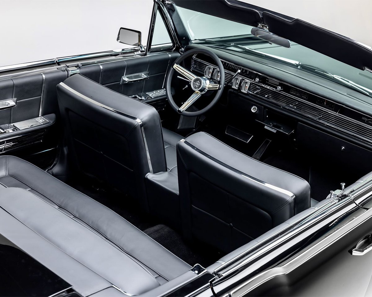 Barrett_Jackson's tweet image. Classic body, custom flair. Selling for $330,000 during the 2026 Scottsdale Auction was this 1964 @LincolnMotorCo #Continental Custom Convertible.

#Consign today for the Palm Beach Auction, Apr. 16-18 at the South #Florida Fairgrounds! 

Consign now: bit.ly/PB26TW-Consign