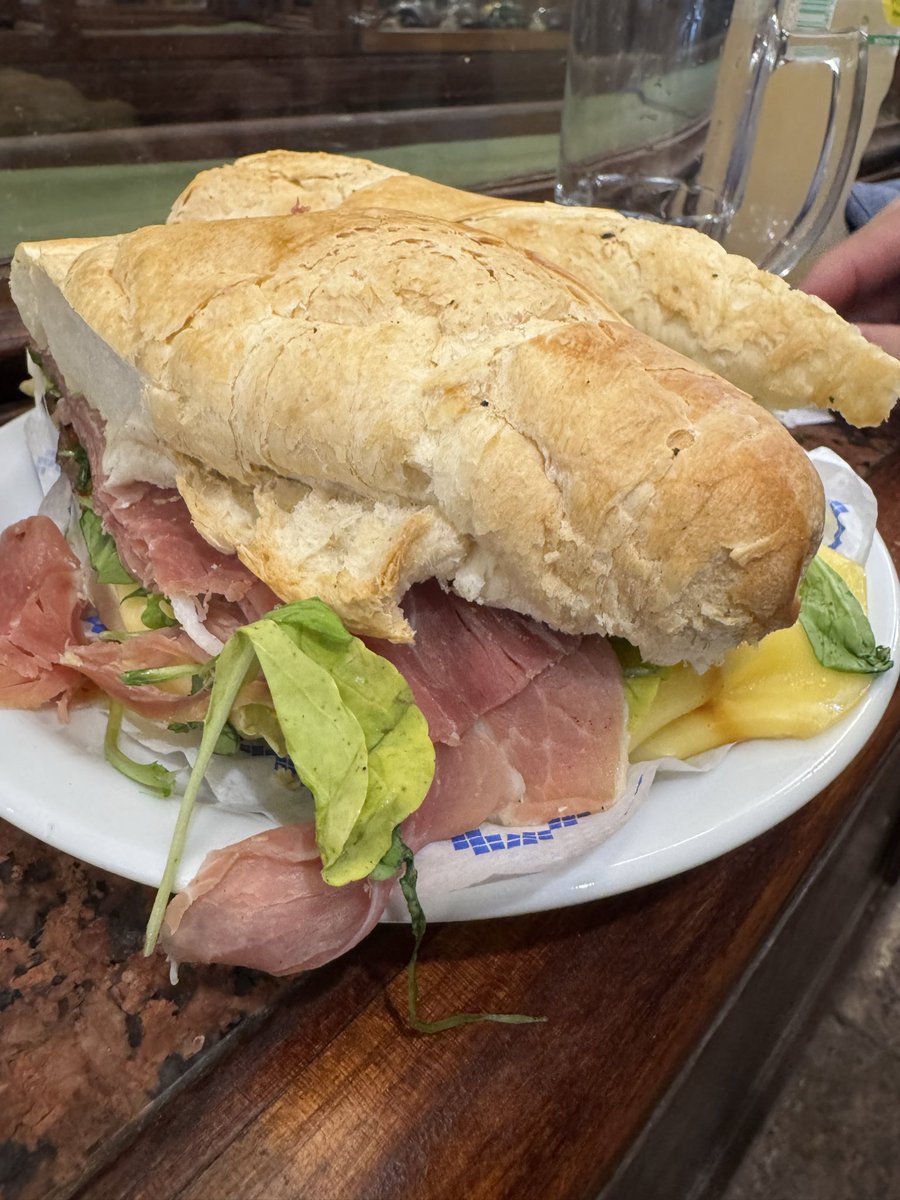 Acá festejando el ramadán comiendo públicamente mi sandwich de jamón crudo en Café Paulín