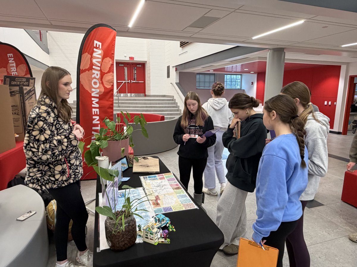 beechwood_tiger's tweet photo. Today, our 7th and 8th grade students got to go through a Minors Showcase led by our high school students to highlight EDGE classes they can take next year! It was a great day with wonderful conversations helping students make these important decisions!

Families can see the Minors Showcase tonight as part of our scheduling night!

Tonight (2/18):

6:00 pm - Rising 8-11 Scheduling Meeting

6:30 - 7:30 Minors Showcase - Come any time! 

7:00 pm - Rising 7th Scheduling Meeting