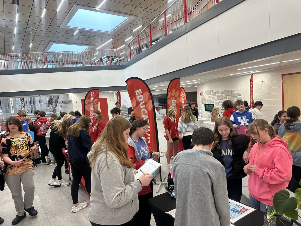 beechwood_tiger's tweet photo. Today, our 7th and 8th grade students got to go through a Minors Showcase led by our high school students to highlight EDGE classes they can take next year! It was a great day with wonderful conversations helping students make these important decisions!

Families can see the Minors Showcase tonight as part of our scheduling night!

Tonight (2/18):

6:00 pm - Rising 8-11 Scheduling Meeting

6:30 - 7:30 Minors Showcase - Come any time! 

7:00 pm - Rising 7th Scheduling Meeting