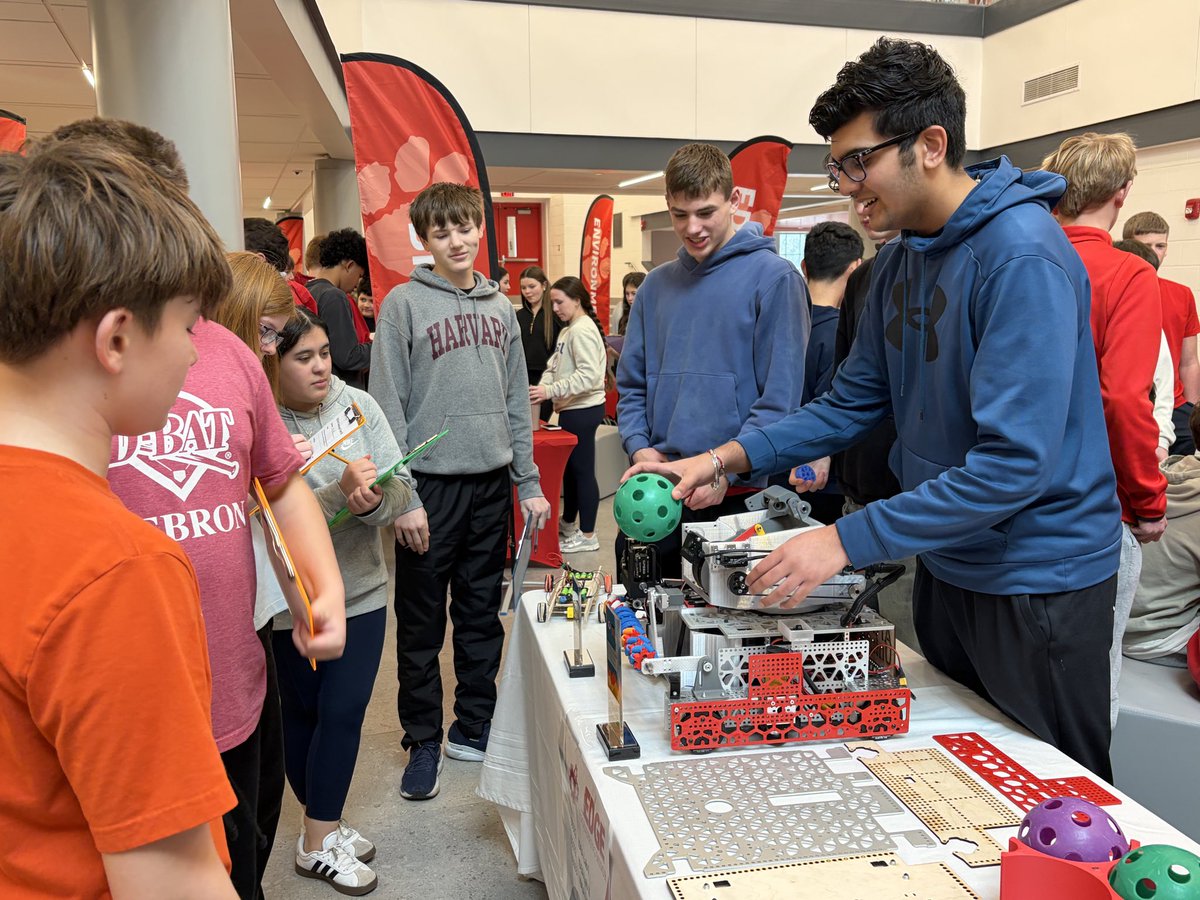 beechwood_tiger's tweet photo. Today, our 7th and 8th grade students got to go through a Minors Showcase led by our high school students to highlight EDGE classes they can take next year! It was a great day with wonderful conversations helping students make these important decisions!

Families can see the Minors Showcase tonight as part of our scheduling night!

Tonight (2/18):

6:00 pm - Rising 8-11 Scheduling Meeting

6:30 - 7:30 Minors Showcase - Come any time! 

7:00 pm - Rising 7th Scheduling Meeting