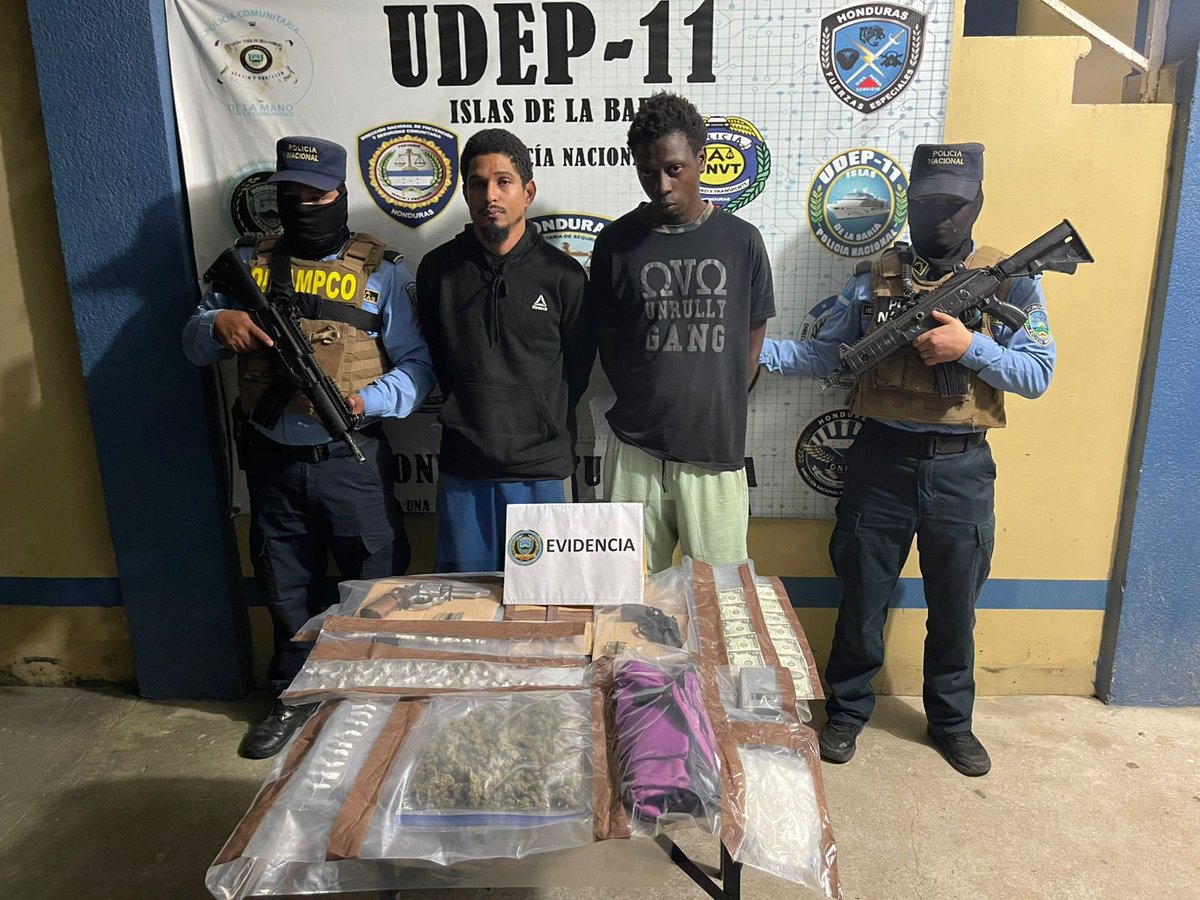 TVEShn's tweet image. #tvesteinforma |Agentes de la DIPAMPCO detuvieron a dos guías turísticos, “Arnie”, 34, y “James”, en el barrio Willie Warren, Coxen Hole, Roatán, tras decomisarles varias armas de fuego y drogas listas para la venta, incluyendo marihuana, cocaína y crack.

#tves #noticias