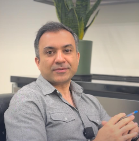 امروز می‌خوام درباره دکتر #صابر_دهقان بگم، جراح مغز و اعصاب. در سیرجان، وقتی مشغول درمان مجروحان بودن، با یکی از نیروهای سرکوب که مانع درمان می‌شد بحث می‌کنن و به دنبال اون بازداشت می‌شن.
اصالتاً قائم‌شهری هستن و بدون استفاده از سهمیه، با تلاش و پشتکار زیاد، پله‌پله مسیر تحصیلی