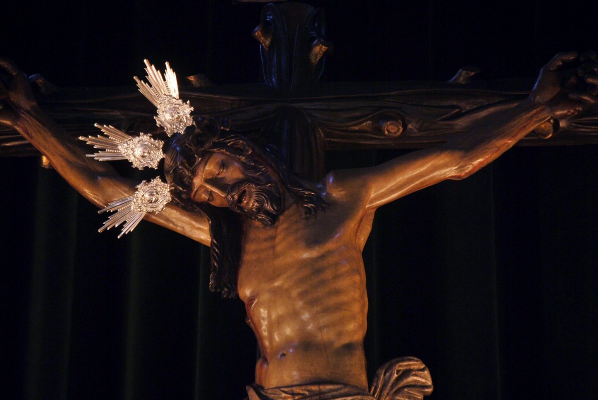 🟢 Altar de Quinario al Stmo. Cristo De la Vera Cruz 

✳️ El Señor preside el altar, enmarcado en un telón verde con cirios del mismo color. 

🌸 El exorno floral se compone de lirios morados. 

🙏🏻 Santísimo Cristo De la Vera Cruz, ten misericordia de nosotros.