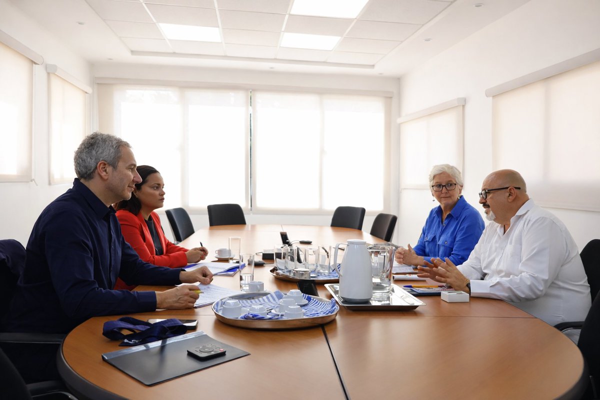 OIT_AmerCentral's tweet photo. AECID República Dominicana y OIT comparten el fomento al #TrabajoDecente y la formalización laboral como prioridad en sus agendas de trabajo, así se desprende de reunión entre Eliel Hasson y Katherine Martínez de OIT, con Manuel Alba Cano, Coordinador @AECIDRD y María B. Pascual. https://t.co/O5Vlgz8uBL