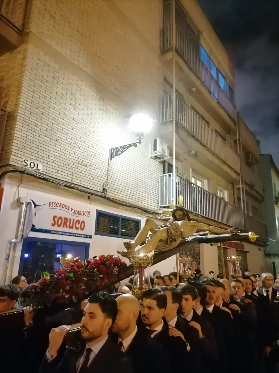 [#DirectoINRI]

El Cristo de las Cinco Llagas de la <a href="/Hdad_Trinidad/">Hermandad de la Trinidad (OFICIAL)</a> de regreso a su basílica por la calle Sol #TDSCofrade 

📷 <a href="/toni_op/">Antonio Ojeda</a>