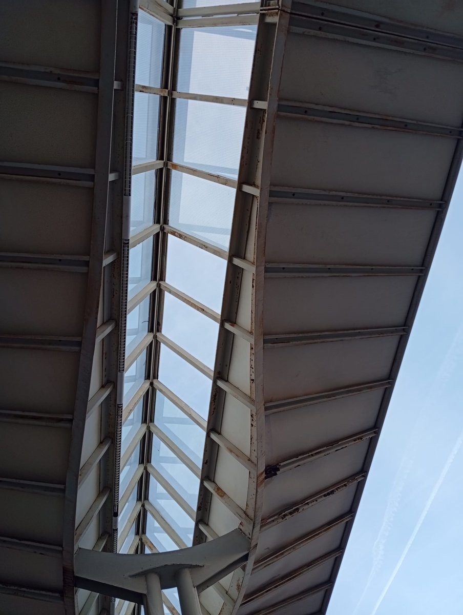 vv_tri's tweet photo. Asi está la estación, asi recibimos a quien nos visita y asi lo sufren los que diariamente lo utilizan.
@vmartinezmus 
@transportesgob
@oscar_puente_
Soluciones ya!! https://t.co/4X5yMsls0W