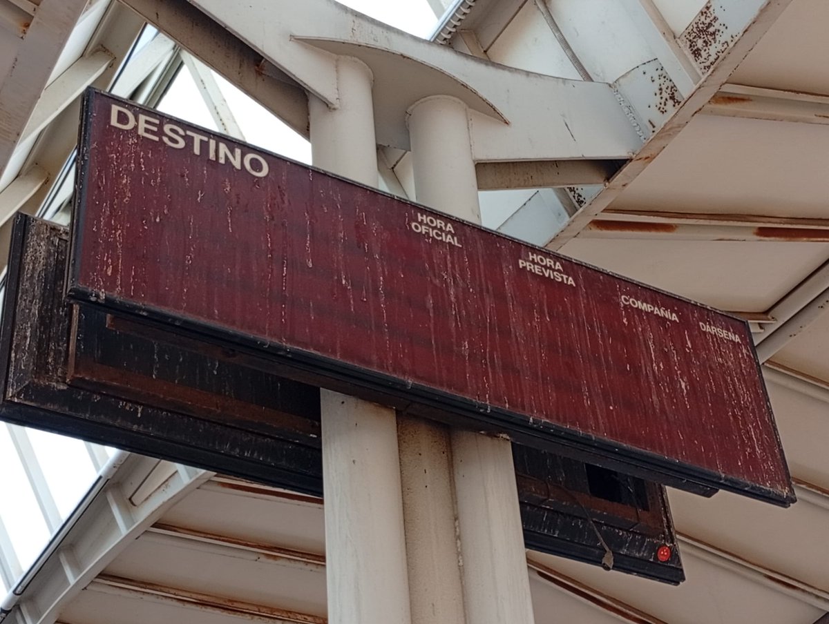 vv_tri's tweet photo. Asi está la estación, asi recibimos a quien nos visita y asi lo sufren los que diariamente lo utilizan.
@vmartinezmus 
@transportesgob
@oscar_puente_
Soluciones ya!! https://t.co/4X5yMsls0W
