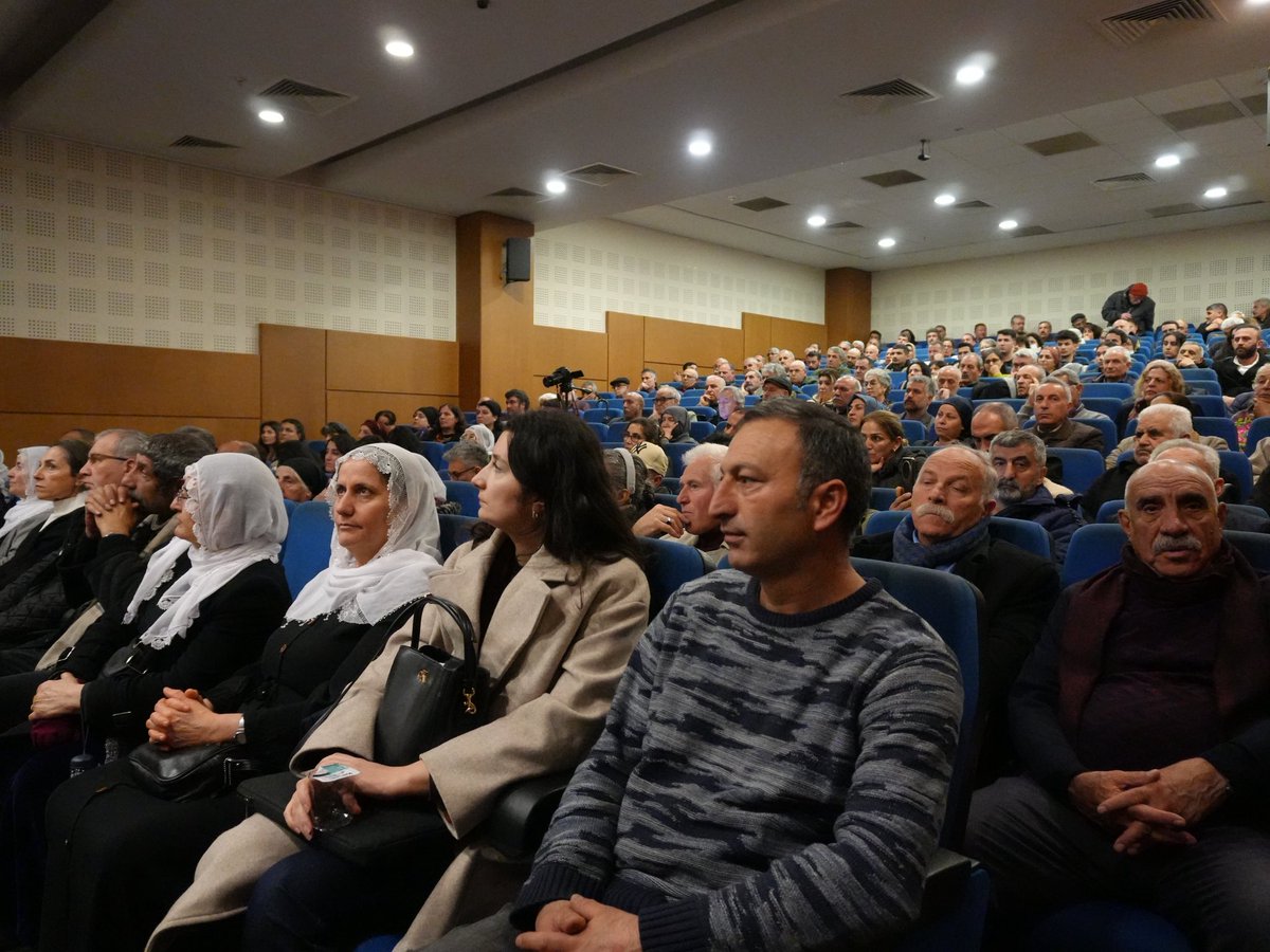 DEMizmir's tweet photo. Veysi Aktaş ve Gülistan Sönük’ün katılımıyla gerçekleştirdiğimiz Barış ve Demokratik Toplum Buluşması’nda,demokratik toplumu ve sürecin sorumluluklarını konuştuk.

Veysi Aktaş:Demokratik toplum demokratik cumhuriyetle bütünleşecek.Irkçı, inkarcı, oligarşik bir cumhuriyetle değil. https://t.co/VpZa7dVoTw