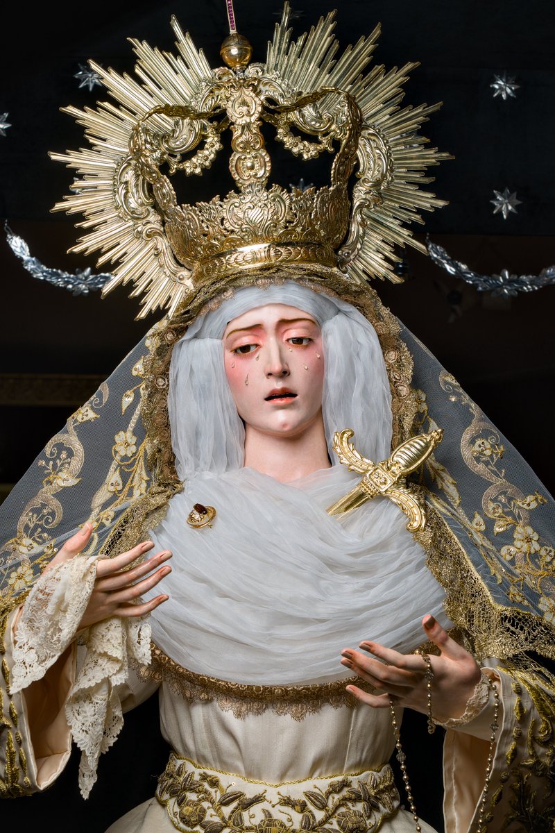 ElMayorDolor's tweet photo. VESTIMENTA | Santa María de la Encarnación Dolorosa luce saya blanca bordada en oro atribuida a Teresa del Castillo (s. XIX) y manto bordado en oro sobre terciopelo negro por Patrocinio López (s. XIX)

📷 @xiscopol05 https://t.co/nBwg52CFnK