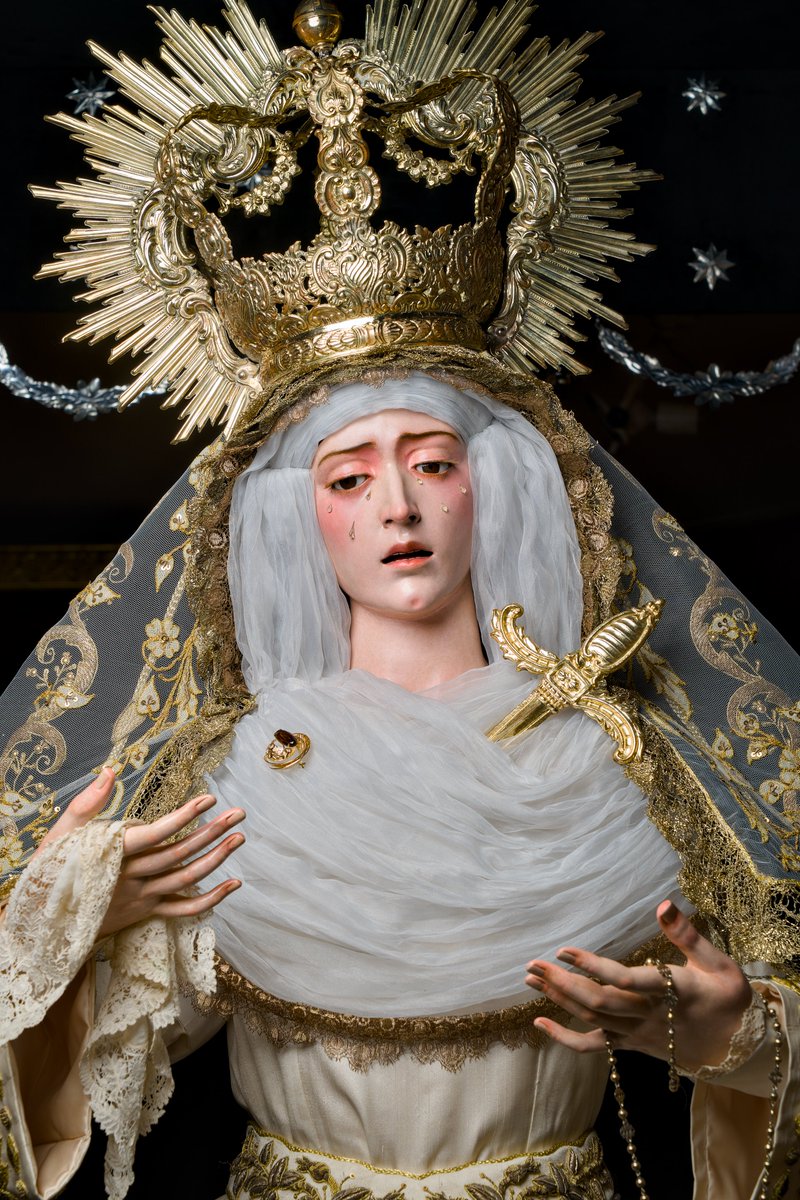 ElMayorDolor's tweet photo. VESTIMENTA | Santa María de la Encarnación Dolorosa luce saya blanca bordada en oro atribuida a Teresa del Castillo (s. XIX) y manto bordado en oro sobre terciopelo negro por Patrocinio López (s. XIX)

📷 @xiscopol05 https://t.co/nBwg52CFnK