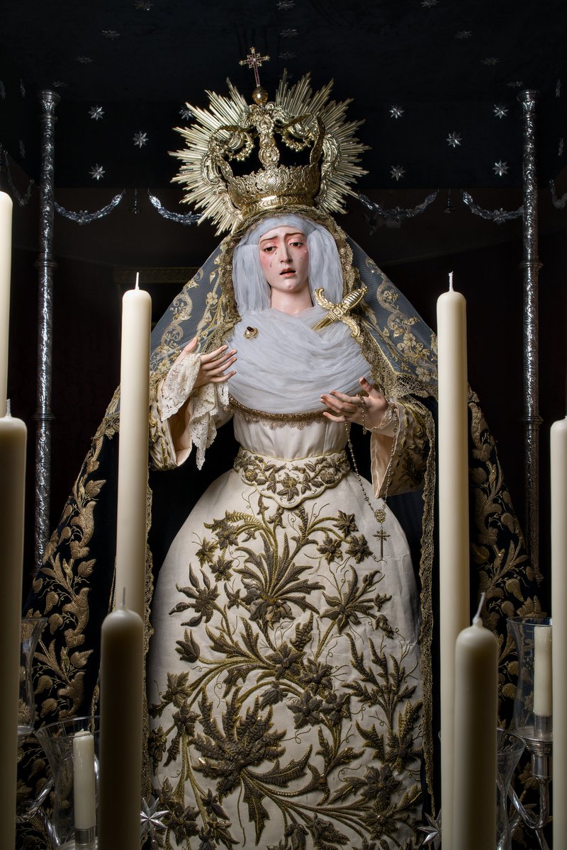ElMayorDolor's tweet photo. VESTIMENTA | Santa María de la Encarnación Dolorosa luce saya blanca bordada en oro atribuida a Teresa del Castillo (s. XIX) y manto bordado en oro sobre terciopelo negro por Patrocinio López (s. XIX)

📷 @xiscopol05 https://t.co/nBwg52CFnK
