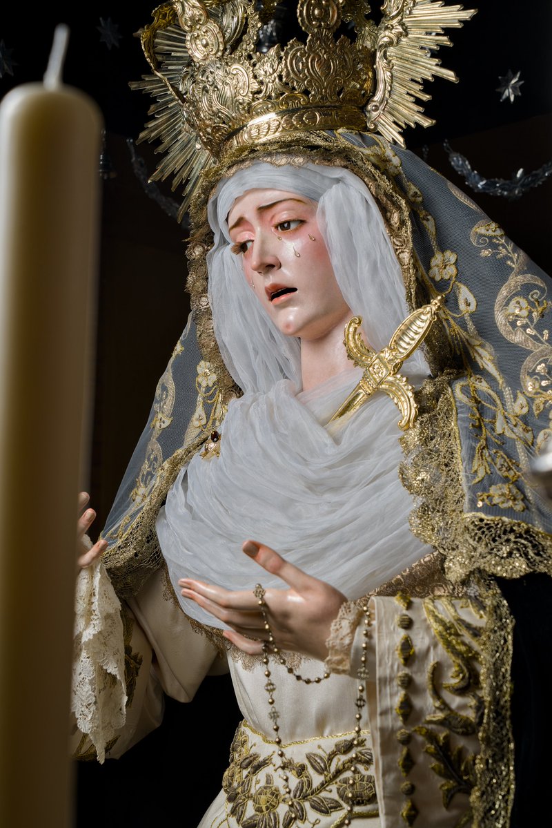 VESTIMENTA | Santa María de la Encarnación Dolorosa luce saya blanca bordada en oro atribuida a Teresa del Castillo (s. XIX) y manto bordado en oro sobre terciopelo negro por Patrocinio López (s. XIX)

📷 <a href="/xiscopol05/">Xisco Pol González</a>