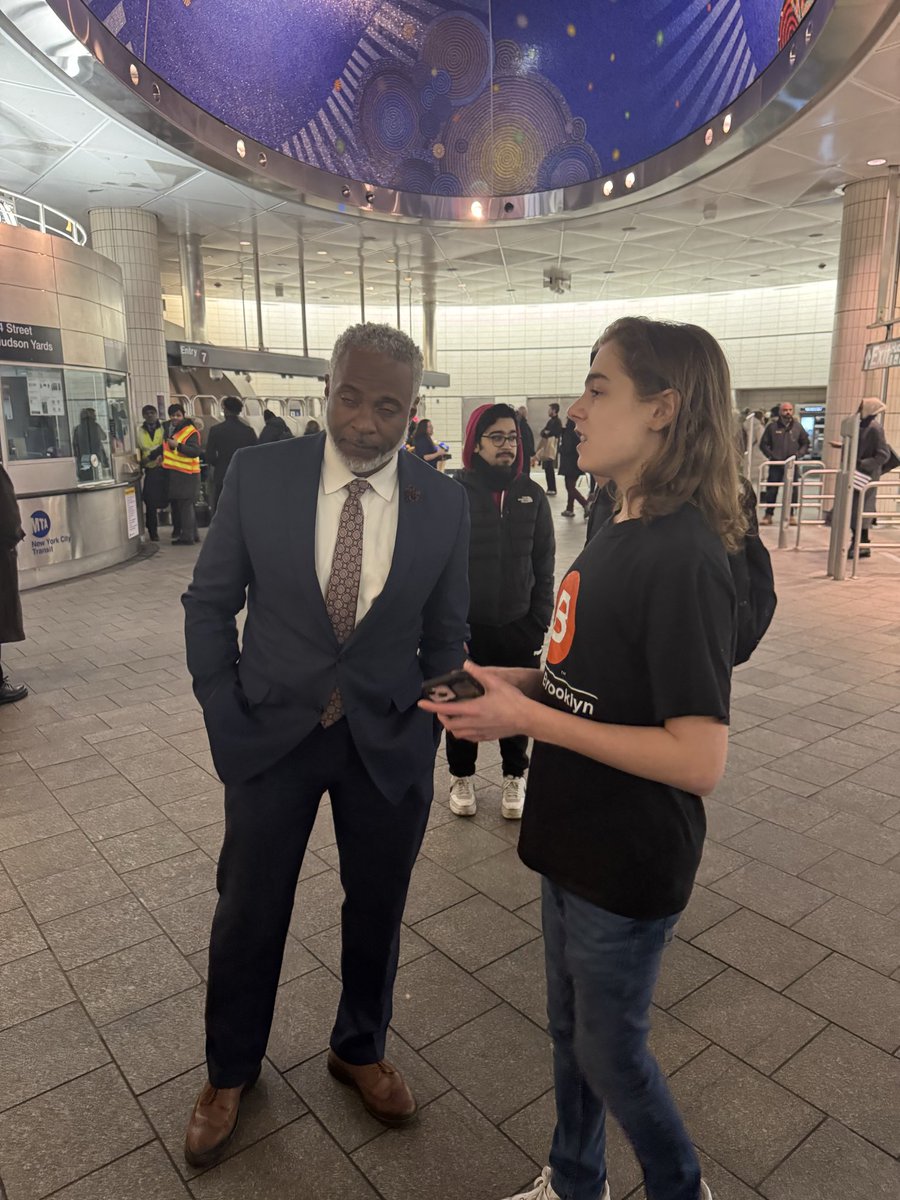 cpapandreou1's tweet photo. Happening Now! TransitTalk is being held on the 7 line at 34th street/Hudson Blvd. East (front of train if coming from Grand Central). Join us now through 5:30pm at Hudson Yards. @MTA @NYCTSubway https://t.co/r8ExyNhKHs