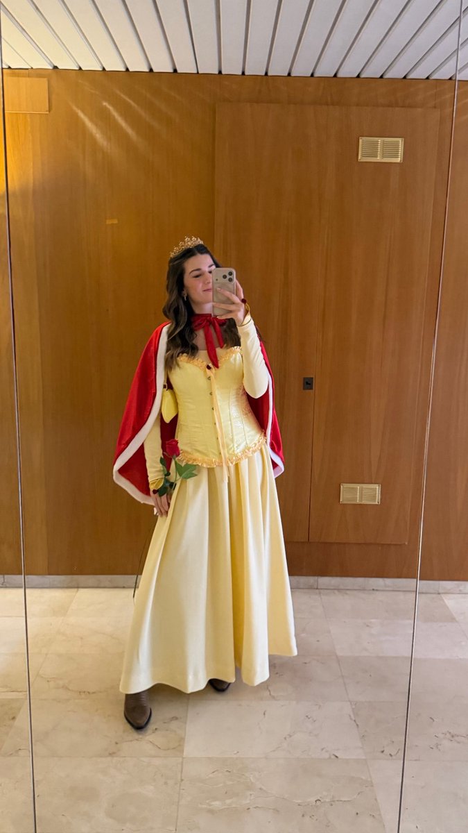 martatoben's tweet photo. no había subido por aquí el disfraz de bella para carnaval pero me encantó! mi niña interior fue muy feliz 🥹 https://t.co/eOuPM98dRg