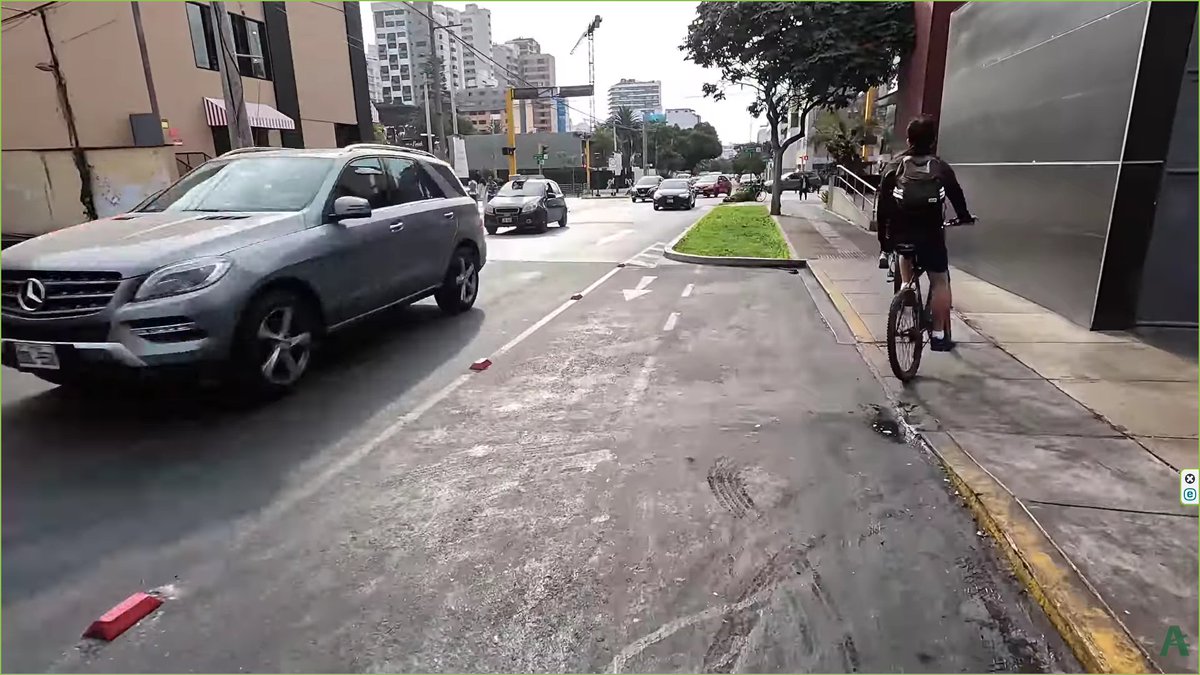 <a href="/RedConVial/">Red por la Convivencia Vial</a> <a href="/DeapiePE/">Peruanos de a pie</a> Segundo, que la ciclovía de calle 2 de Mayo no conecta bien con av. Arequipa ni av. Comandante Espinar. Hacia la Arequipa no hay cruce pintado de rojo y hacia Espinar, la ciclovía termina en jardinera y desaparece a 10 metros, tampoco cuenta con cruce pintado