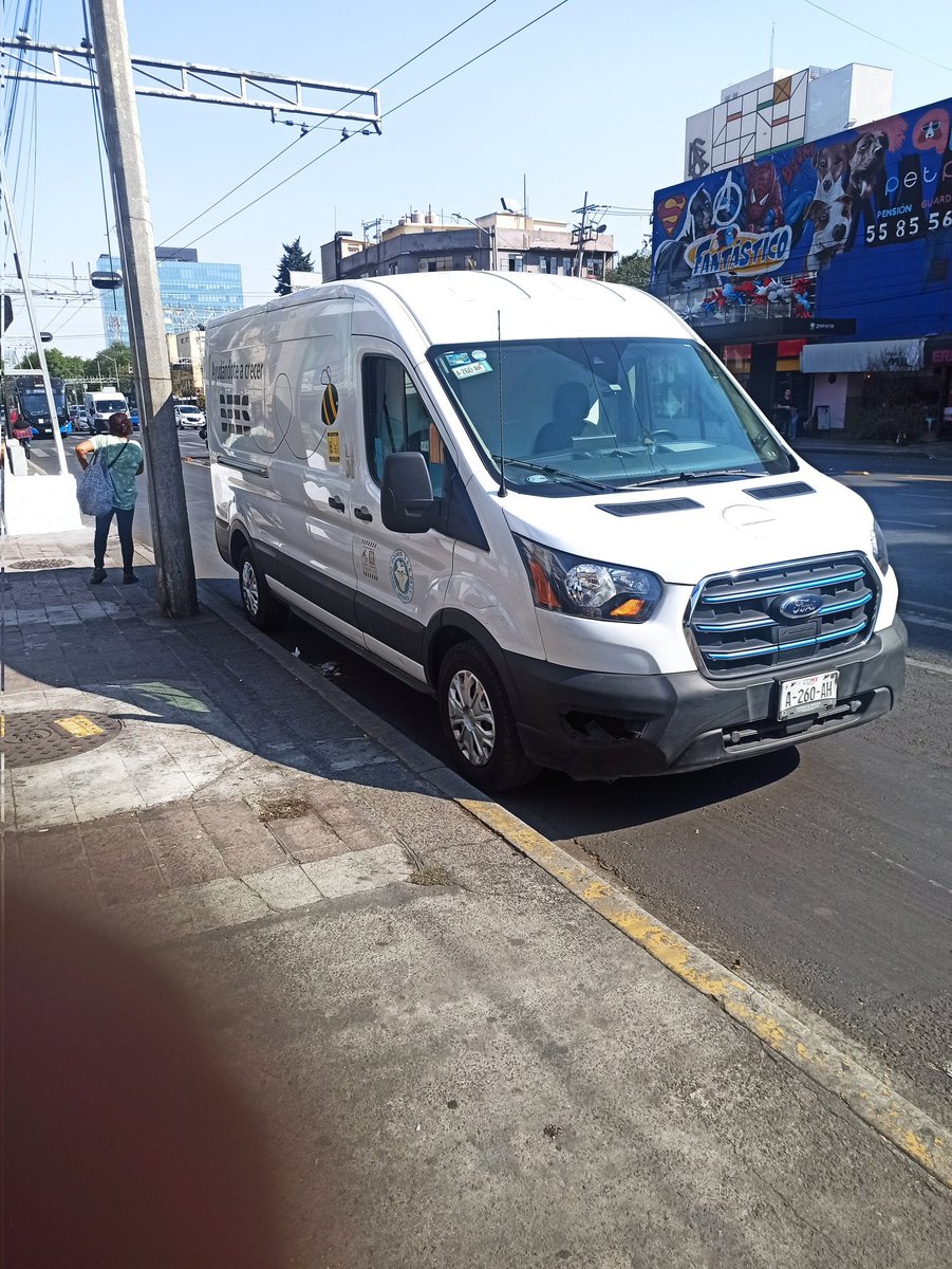 checo831971's tweet photo. @CervezaModeloMX deberían darle educación vial a sus conductores, apsrte de estacionarse en eje vial de Félix Cuevas se para frente al parabus del trolebús. Y todavía se le dice y se pone de agresivo. https://t.co/8xKvnC3jos