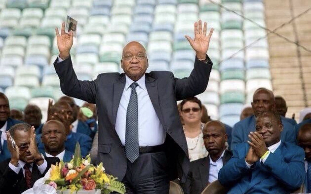 Prince1_Zain's tweet photo. @GustavoNinela sundowns beat pirates 2-1 but still pirates are log leaders https://t.co/hRy6BMhlLN