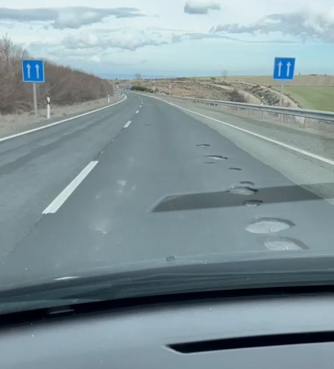 Embrujada_lau's tweet photo. @oscar_puente_ @guardiacivil @DGTes #Ágreda #Soria @Haciendagob  ¿Nuestros impuestos dónde decís que van? Estado de las carreteras, de Ágreda a Tarazona.Hay boquetes en el suelo incluso en la autovía asfaltada hace poco tiempo. Están provocando reventones de ruedas. Es un peligro https://t.co/FhuWSYYbkk
