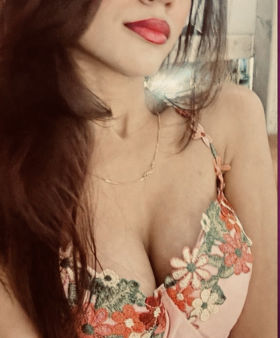 goddessnymphy's tweet photo. Feeling weak from this cleavage peek? Oink  in my DMs, piggy 🐷 https://t.co/b2zVv4a2q4