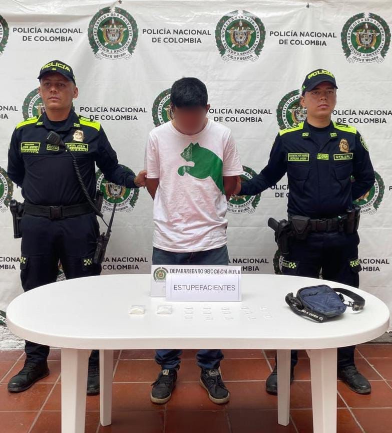 En el marco de la estrategia #HuilaMásSeguro, fue capturado un hombre en zona boscosa del barrio Altos de Jerusalén, en #LaPlata, cuando pretendía comercializar 17 dosis de clorhidrato de cocaína que portaba al momento de un registro personal. 

#Seguridad