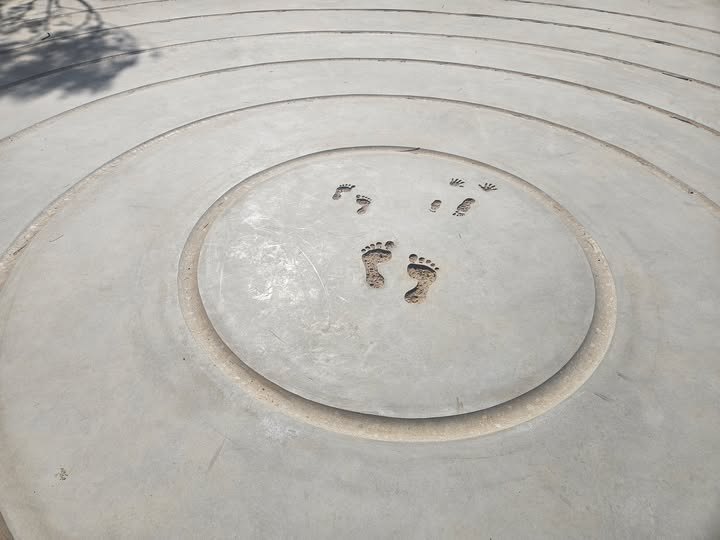 YisraelOfficial's tweet image. 🕯🕯🕯

The Bibas Family Monument - Shiri, Ariel, and Kfir, who just learned to crawl.  💔

May their memories be forever a blessing 🙌 

We never forget 
We never forgive 

🧡🧡🧡