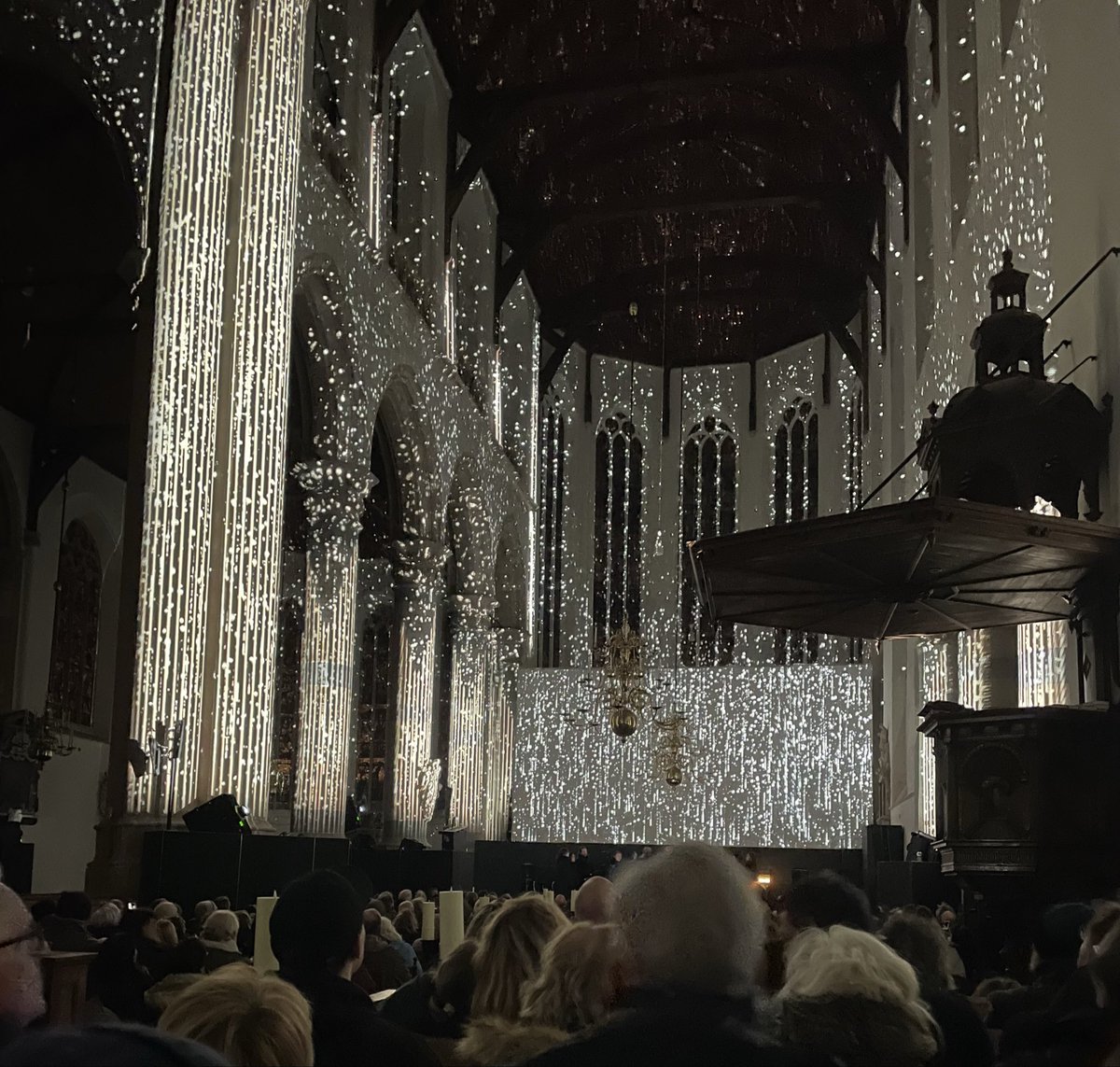 Genoten van de spectaculaire lichtshow en schitterende muziek van de voorstelling Luminiscence in de Oude Kerk (Delft).