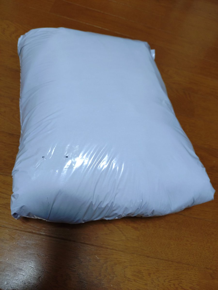 h_2008_y's tweet photo. メルカリ物販してから初めて売れました😭
梱包も大変でしたが出来ました https://t.co/VWxHHPBiAF
