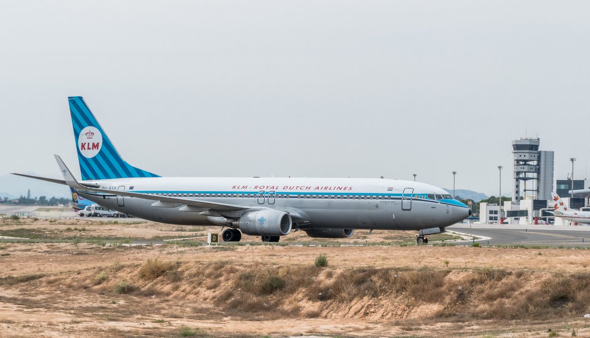 We 😍 #RetroLivery - Tuvimos la oportunidad de tener este <a href="/lufthansa/">Lufthansa</a> muy cerquita en la #SpotterDay de <a href="/ALC_Airport/">Aeropuerto Alicante-Elche Miguel Hernández</a> en 2017 organizada por <a href="/ALCspotters/">ALCspotters</a> así como este otro de <a href="/KLM/">KLM</a> <a href="/KLM_ES/">KLM Spain</a>