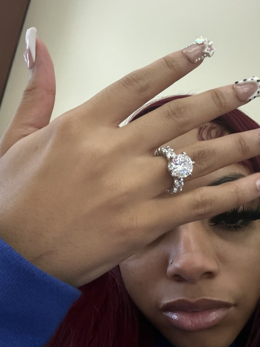 my man upgraded my promise ring 🤏🏽👩🏽‍❤️‍💋‍👨🏿 BITCH ITS GIVING ENGAGED ! DO I HEAR THE WEDDING BELLS ??😩🥰