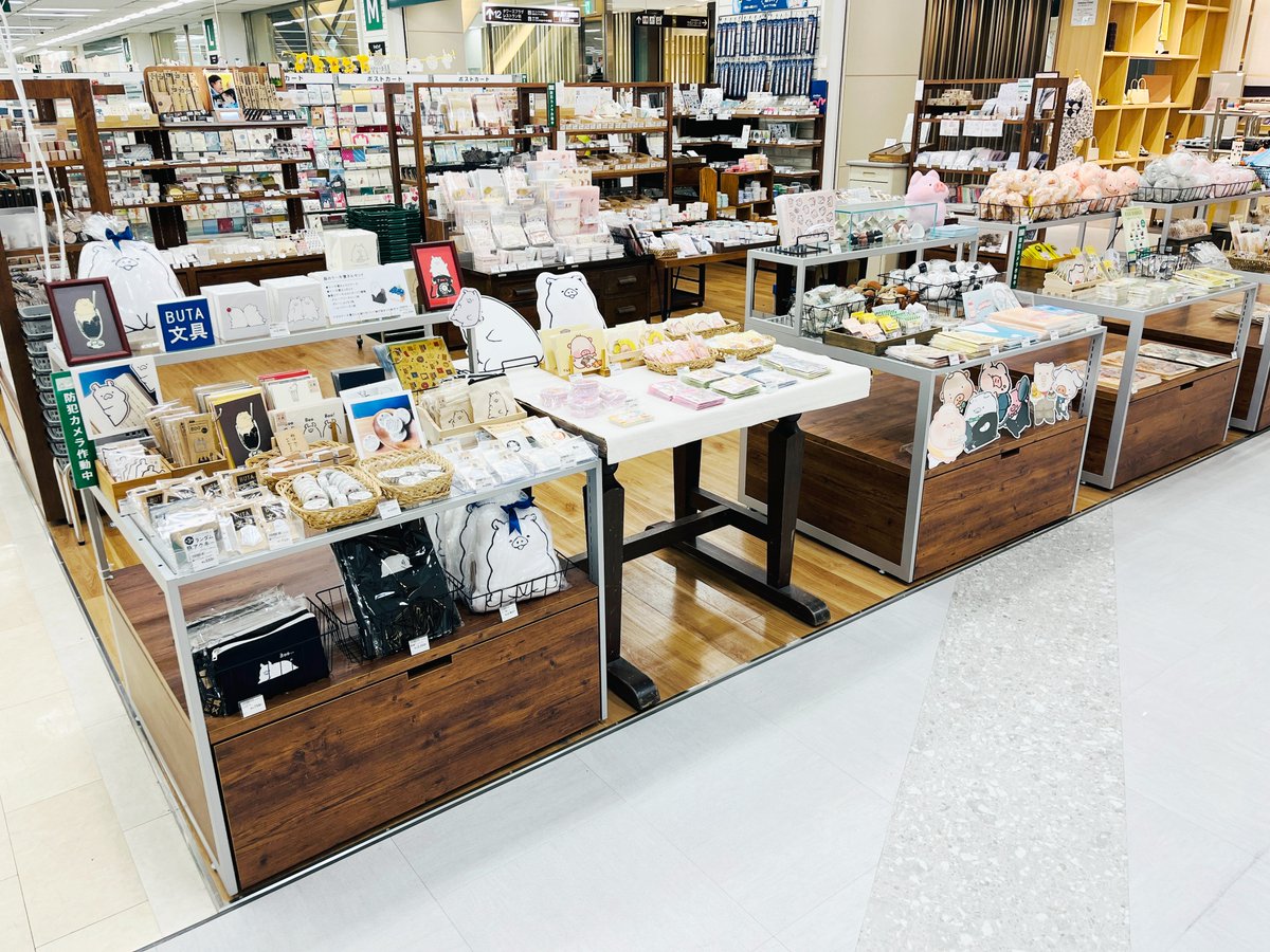 maegami_27's tweet photo. ＼　名古屋で豚だらけ　／ 
豚好きグループ「とんとんてん」の豚グッズたちが、ハンズ名古屋店さんに今日から登場しました🐷缶バッチなどコラボグッズもあります～～◎
ハンズさんの文具売り場の一角が豚だらけ…最高…どうぞよろしくお願いします！

🐖2/19(木)～3/22(日)
@Hands_Nagoya
#文具日和 https://t.co/gAKwoxbuHC