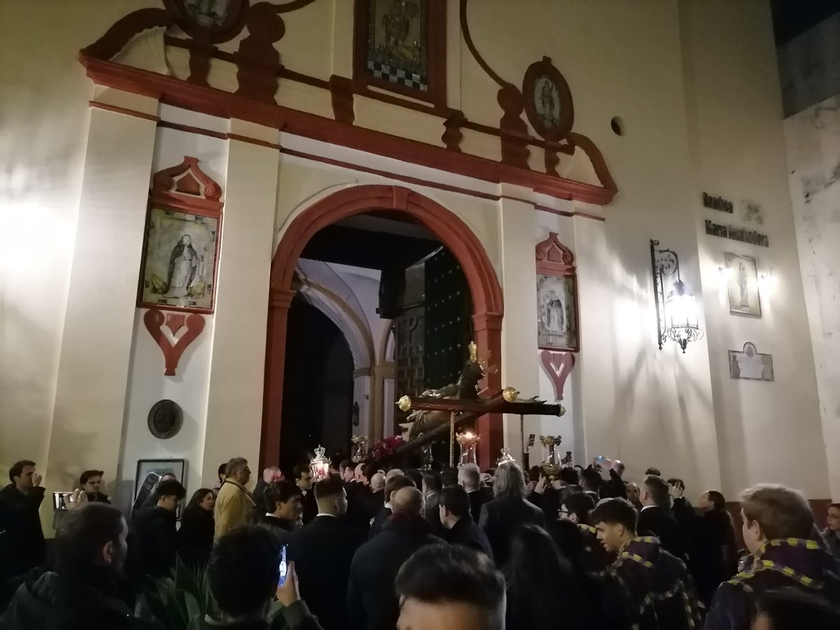 [#DirectoINRI]

Entra el Cristo de las Cinco Llagas de la <a href="/Hdad_Trinidad/">Hermandad de la Trinidad (OFICIAL)</a>, finalizando así su viacrucis #TDSCofrade 

📷 <a href="/toni_op/">Antonio Ojeda</a>