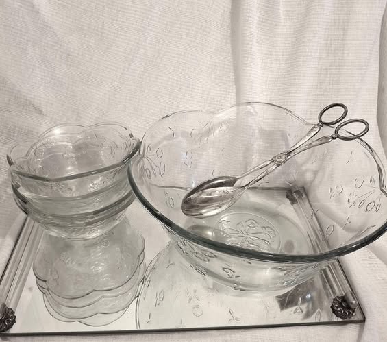 DWedgeCreations's tweet photo. #etsy shop:Savannah lg salad Bowl&4serving Bowls https://t.co/PdtOChLO8C #savannahlgbowl #savannahglass #embossedfloral #saladbowlset #largebowl #servingbowl #scallopededge #silverservingtongs #savannahbowls https://t.co/l2h9p6A4f6 #scallopededgebowl #artglass https://t.co/3DCezrF2EF