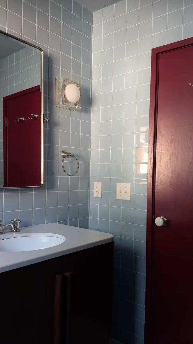 Cómo sobrevivir a un baño vintage
—
No pintes los azulejos de blanco, por el amor del espíritu.

Acá te dejo ideas para intégralos y tener el baño con más onda de todos.

Dedicado a <a href="/jefadelahorro/">Jefa del ahorro</a> 

1️⃣ CON AZULEJOS CELESTES