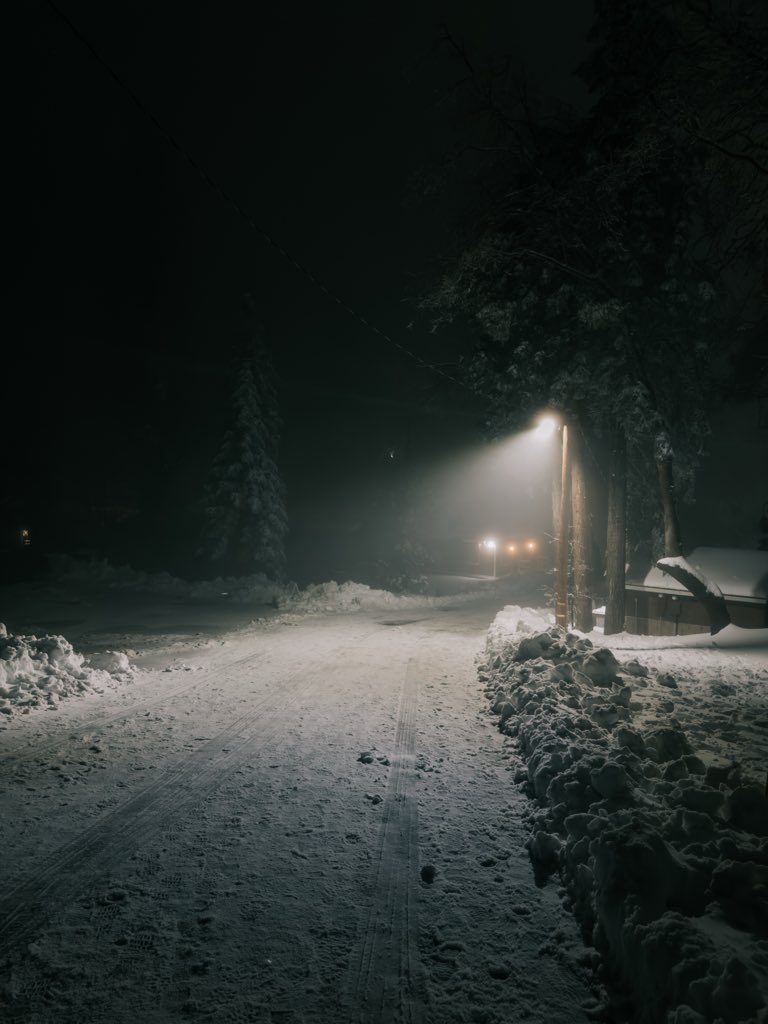 BenyComeBack's tweet photo. Scary snow days. Quiet streets. Soft light bouncing off white silence — some of the best photos happen when the world slows down. ❄️📷
#Photography #WinterLight #VisualStorytelling https://t.co/XYKRxXv58j