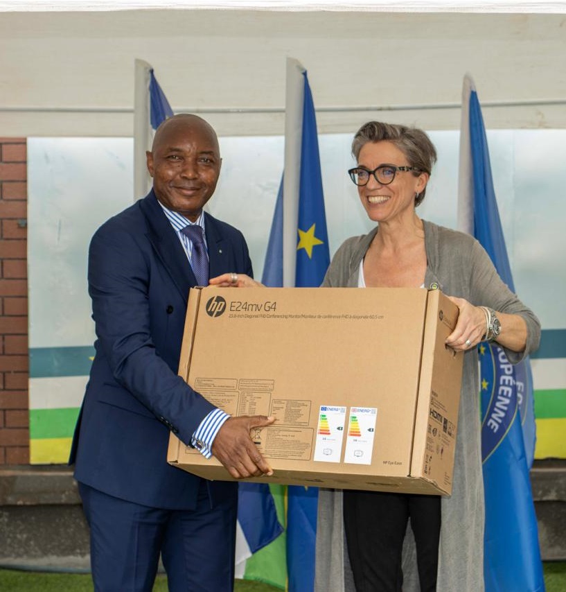 EUAM_RCA's tweet photo. 🇪🇺 En RCA, #EUAMRCA a remis à Bangui 261 équipements IT et de bureau à des partenaires nationaux, renforçant coordination, efficacité et capacités. Appui concret de l’UE aux priorités RSS, stabilité et État de droit. #PSDC #RCA https://t.co/C1Jsqoxbf0