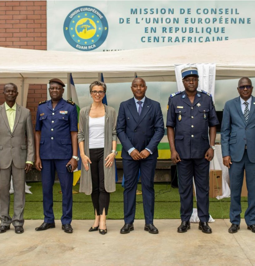 EUAM_RCA's tweet photo. 🇪🇺 En RCA, #EUAMRCA a remis à Bangui 261 équipements IT et de bureau à des partenaires nationaux, renforçant coordination, efficacité et capacités. Appui concret de l’UE aux priorités RSS, stabilité et État de droit. #PSDC #RCA https://t.co/C1Jsqoxbf0