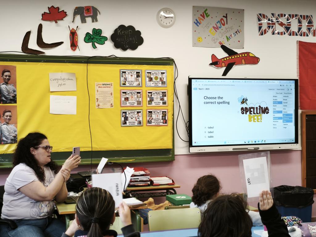 LauraBenVil's tweet photo. Segunda observación del PIE #Observa_acción #Comunica_acción #One2One a mi mentora @sonrisateacher en el CEIP Clemente Fernández de la Devesa (Medina del Campo)

Plickers, Arts, story time, games, House of Commons, Copilot y Canva

¡Muchas gracias!😄

@cfievalladolid @CFPIdiomas https://t.co/2mb6J3qdBt