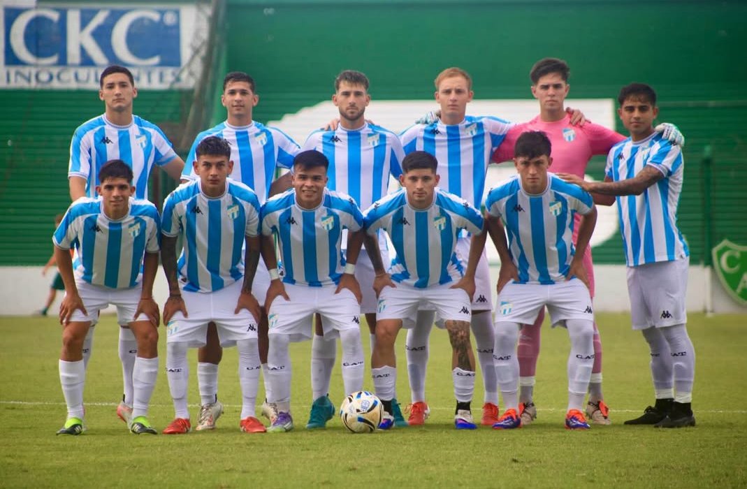 ✅👏🏻 Ganó la Reserva por 2 a 1.
Merecido triunfo, un primer tiempo de más a menos y en el segundo fue todo del equipo de Gonzalez.
Firme Cortes, incansables Videla y Granillo. Entraron bien los cambios, Ezequiel García le dió el triunfo con un golazo de volea.

📈 7 puntos de 9