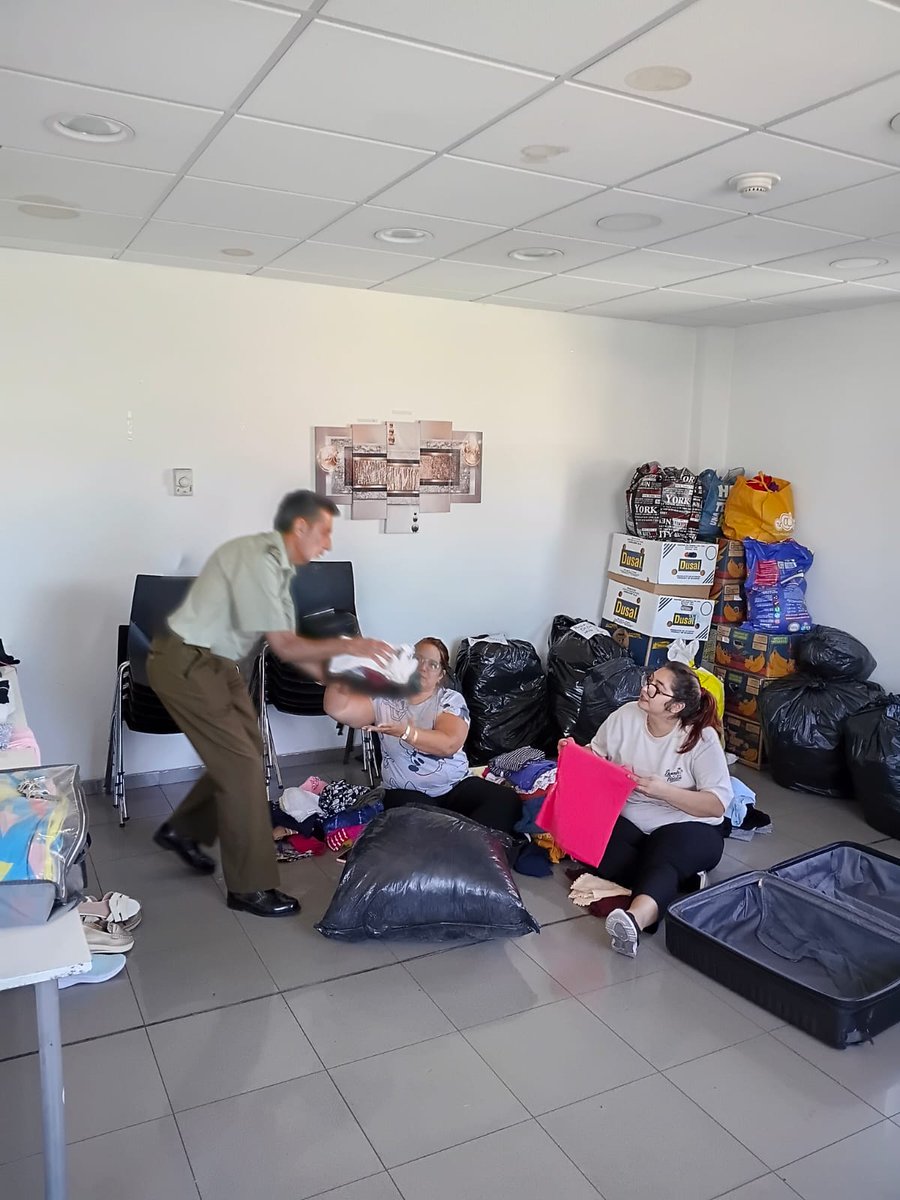 #QuintaNormal#CarabMicc de la 22°Comisaría Emmanuel Sanchez, con la colaboracion de vecinos de la comuna, va en ayuda de los damnificados por el incendio de las calles Radal con Edison.
CarabinerosDeTodos