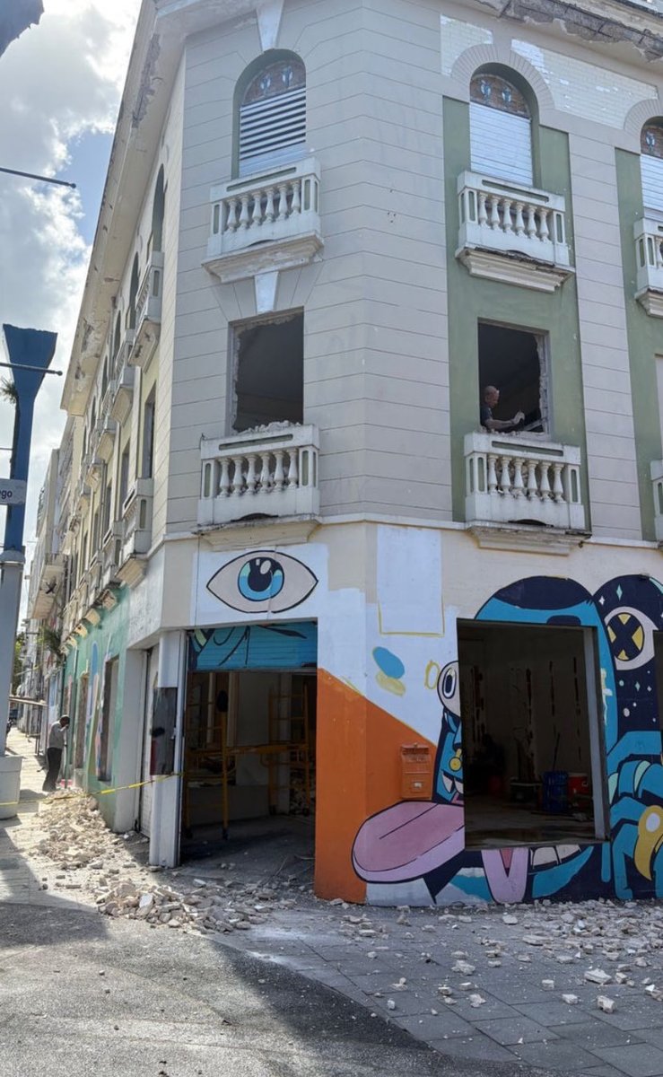 BadBunnyBrasil's tweet photo. Oh homem apaixonado! 

Bad Bunny restaurou um edifício abandonado em Rio Pedras, Porto Rico em dezembro para comemorar o aniversário de Gabriela Berlingeri.

O edifício agora se chama ‘Edifício Gabriela’. ❤️ https://t.co/buA8fZ7K1m