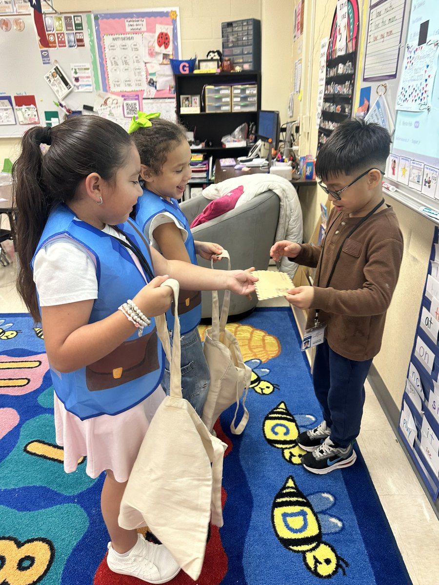 magicalmrsgill's tweet photo. Today in kinder we introduced jobs and how different people work to access wants and needs. Thank you for the costumes @NISDElemSS 👩🏻‍🔬���👩🏼‍🌾🔨@NISDOtt #OttWorldTour https://t.co/ljMMYRAJ1B