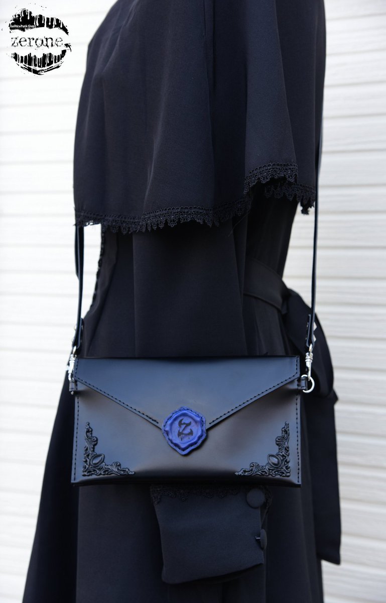 シーリングスタンプがとても目を引くスマホポーチ【赤、青】の在庫まだあります🦇‼️

【オンラインショップ】
zerone-gothic-punk.square.site/s/shop