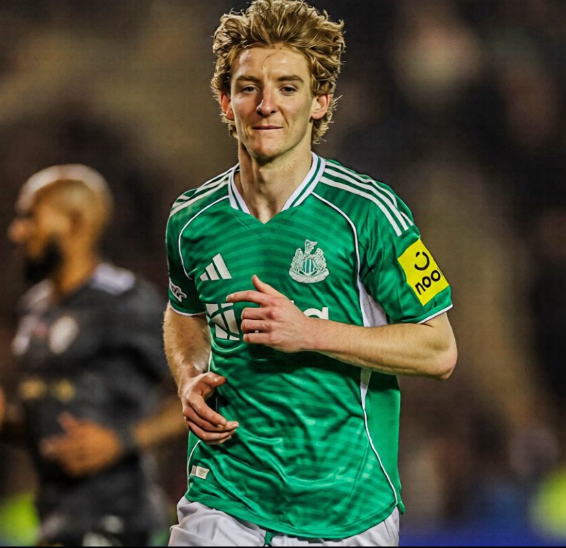 جوردون بدوري الأبطال :
8 مباريات = 12 مساهمة

جوردون بالبريميرليغ :
20 مباراة = 5 مساهمات !😅