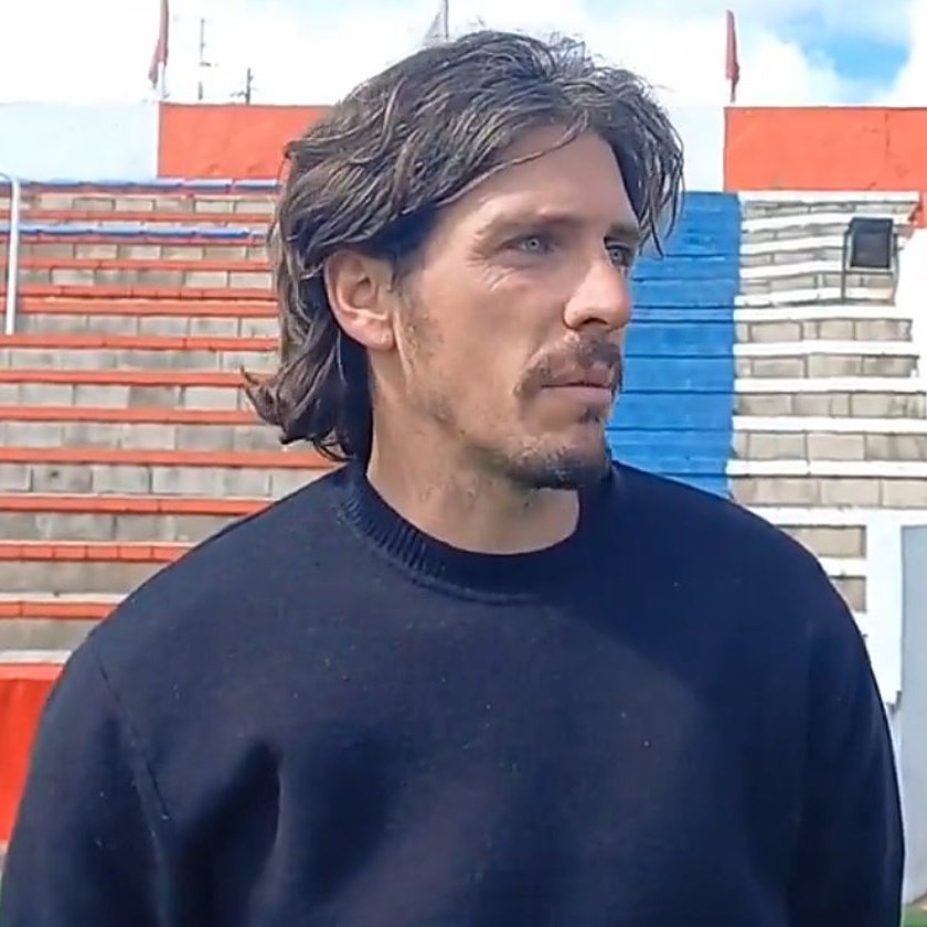 El fútbol es tan sumamente absurdo que la RFEF ha decidido inhabilitar a Javi Poves que adecentó, mejoró y arregló el campo del CDC Moscardó antes que a Raúl Martín Presa, quien lleva meses teniendo el estadio del Rayo Vallecano cayéndose a trozos. Surrealista es poco.